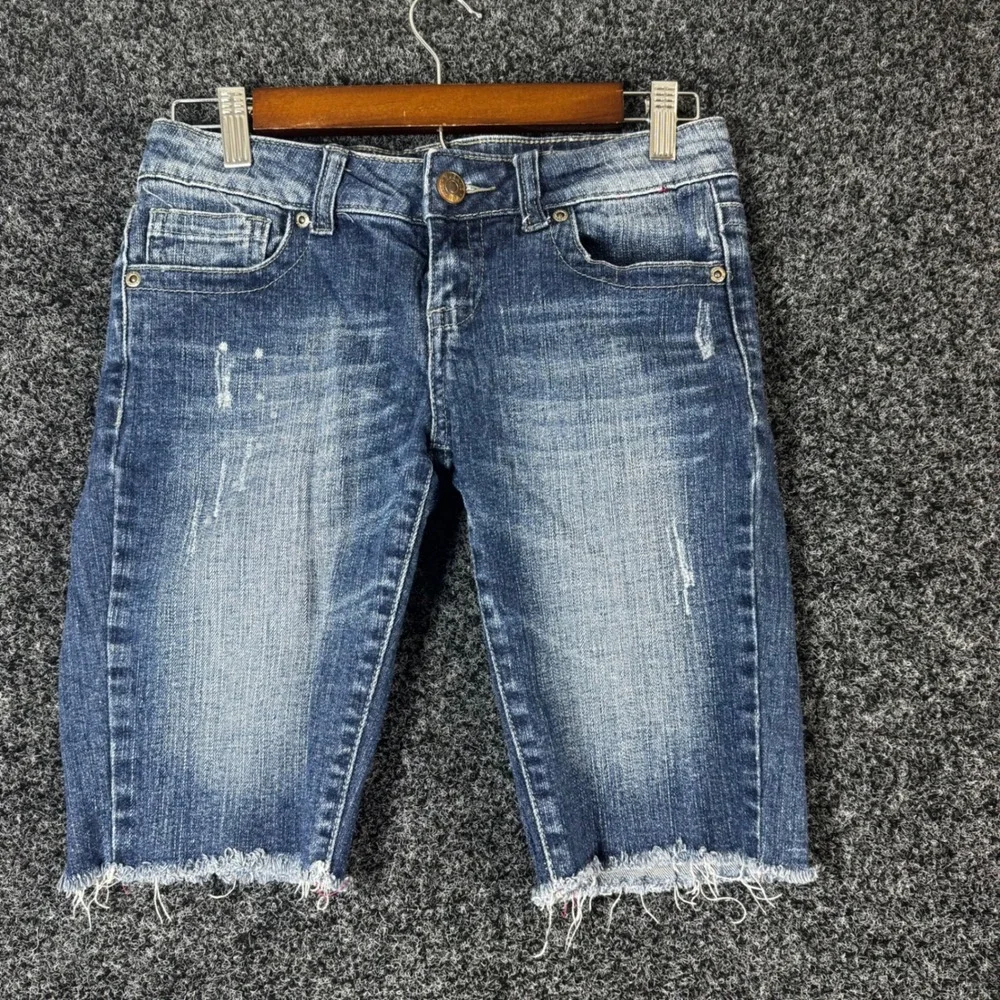 Vigoss Bermuda Denim Shorts Womens 3/4 27 Med Wash Frayed Hem Stretch Low Rise
